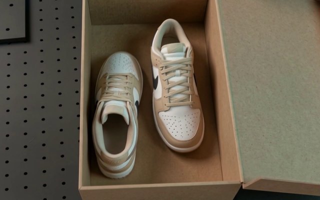 El par de zapatillas dentro de la caja