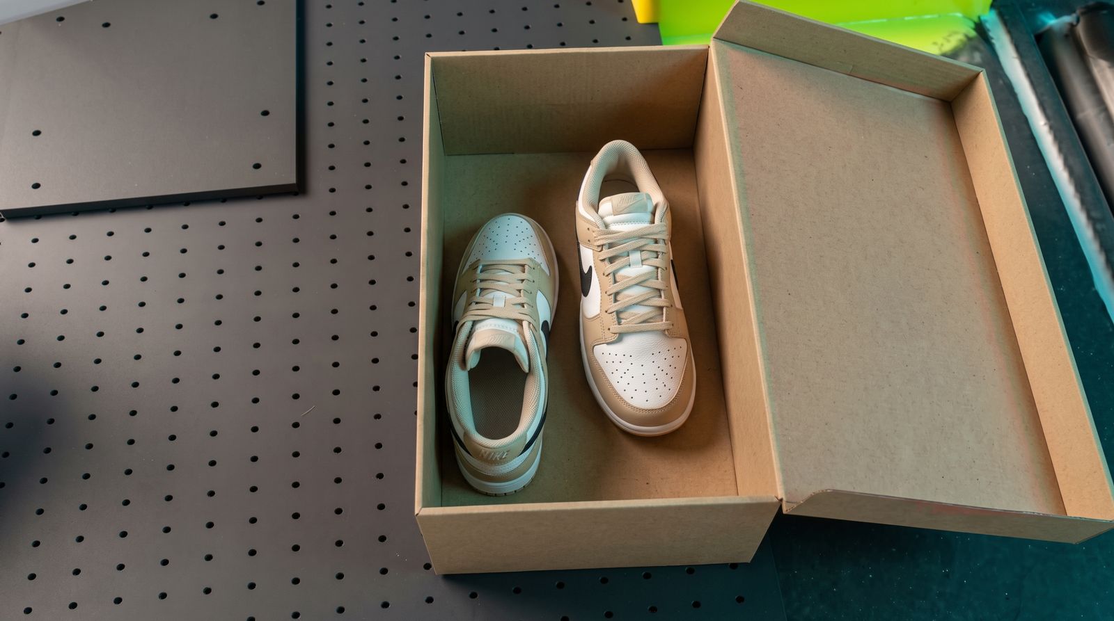 La caja abierta con zapatillas de piel beige
