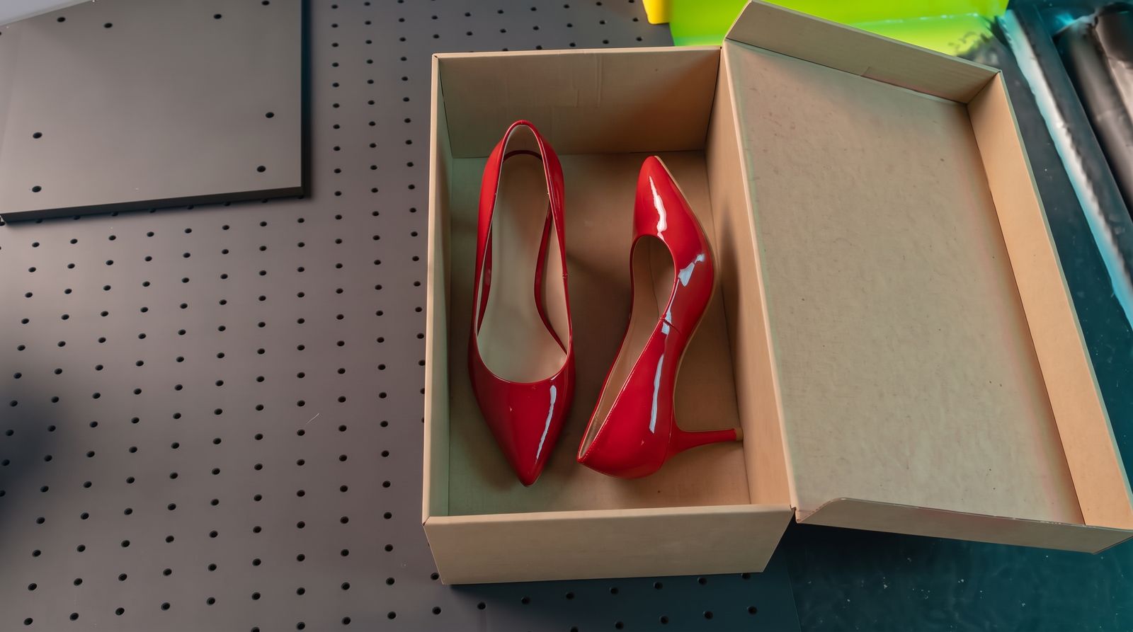 La caja abierta con salones de charol rojo