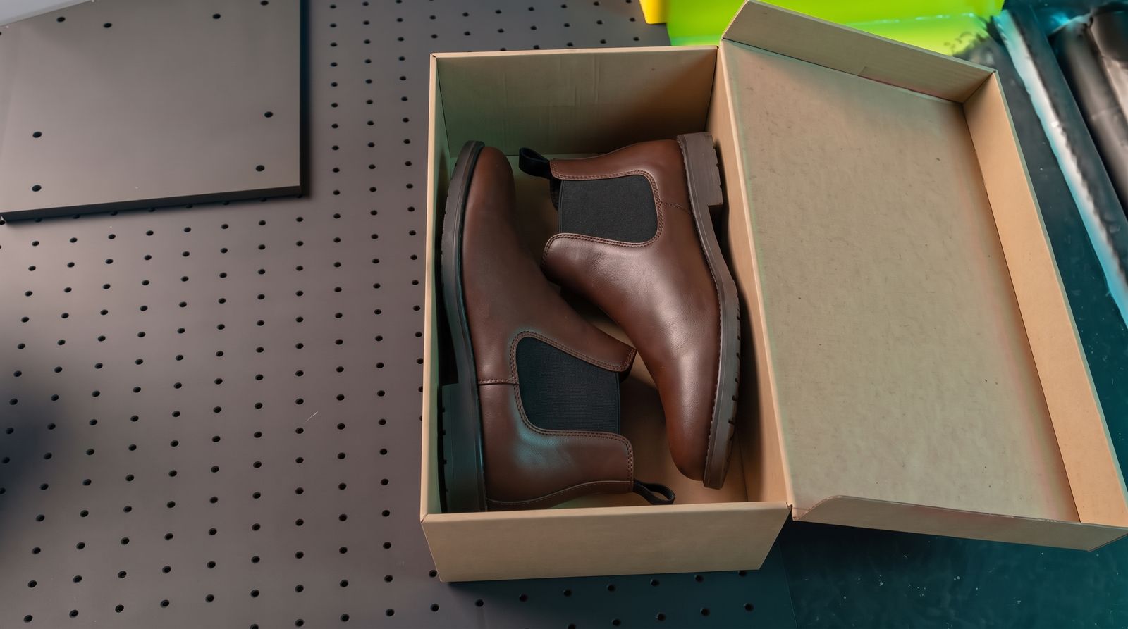 La caja abierta con botines Chelsea marrón