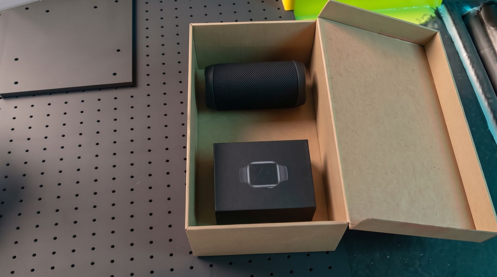 La caja abierta con reloj inteligente y altavoz