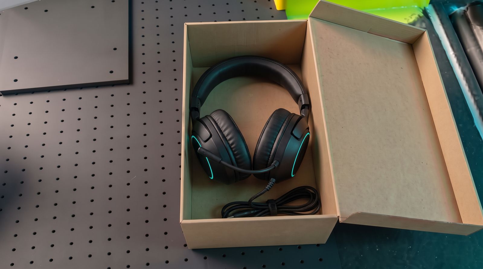 La caja abierta con cascos gaming
