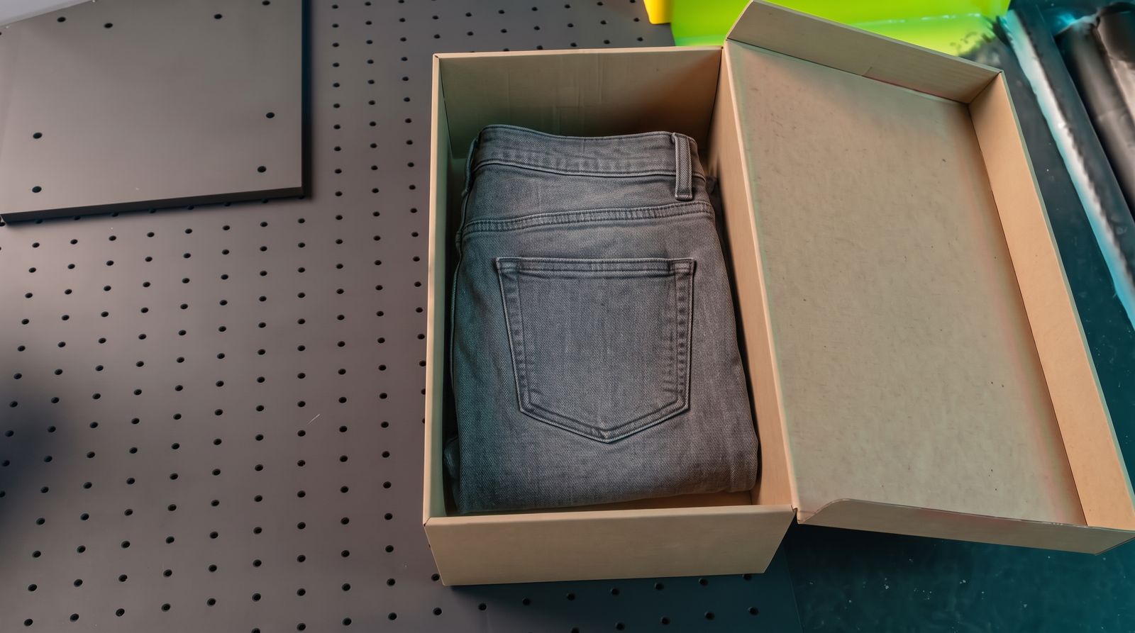 La caja abierta con vaquero gris marengo