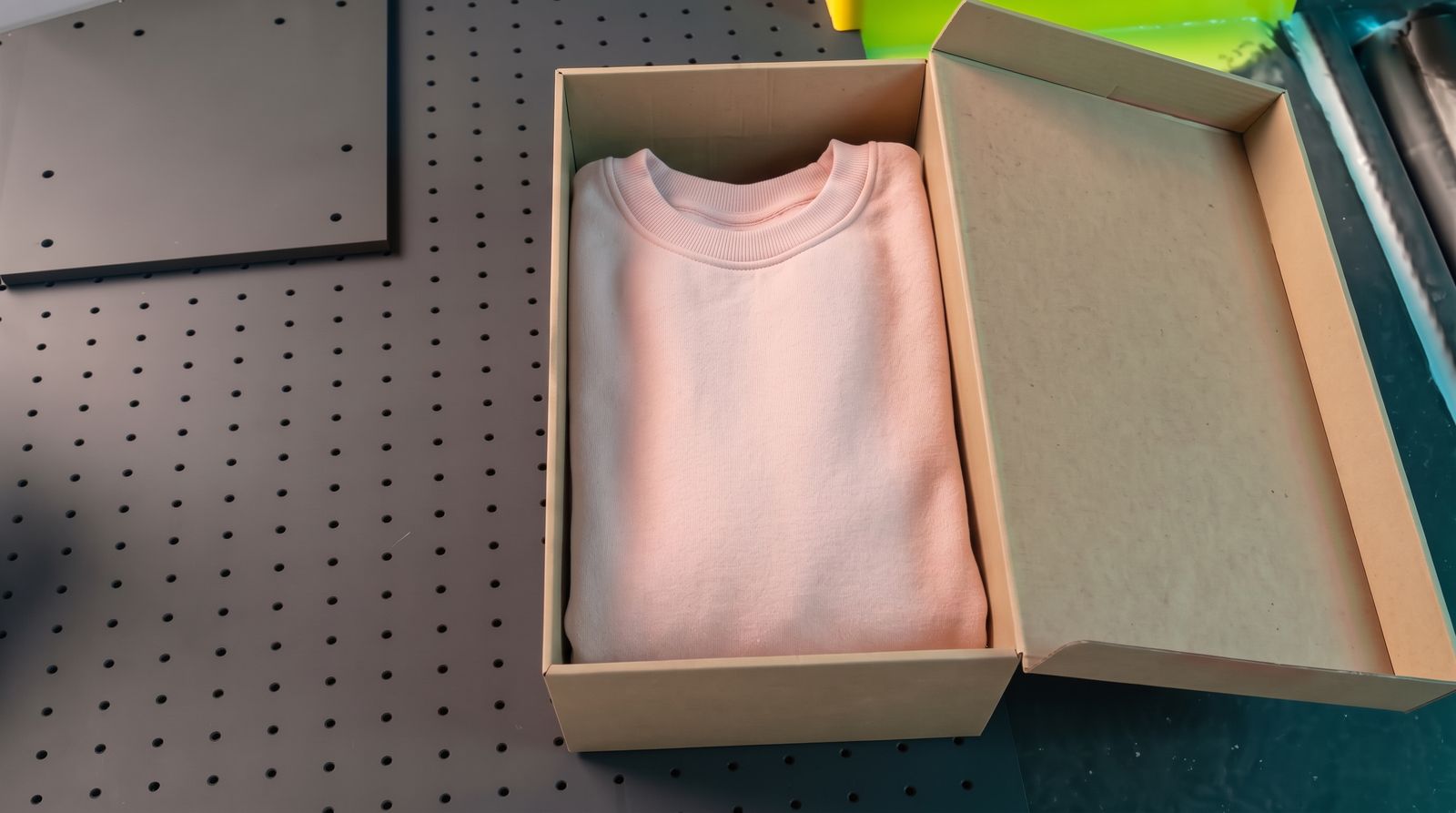 La caja abierta con sudadera rosa palo