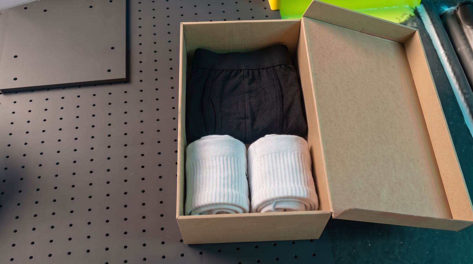 La caja abierta con bóxer y calcetines