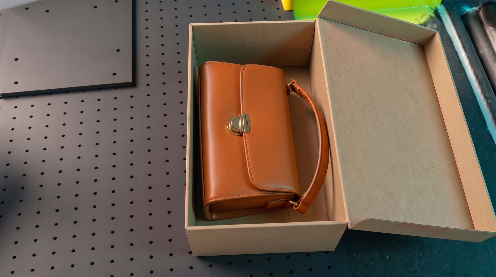 La caja abierta con bolso de piel coñac