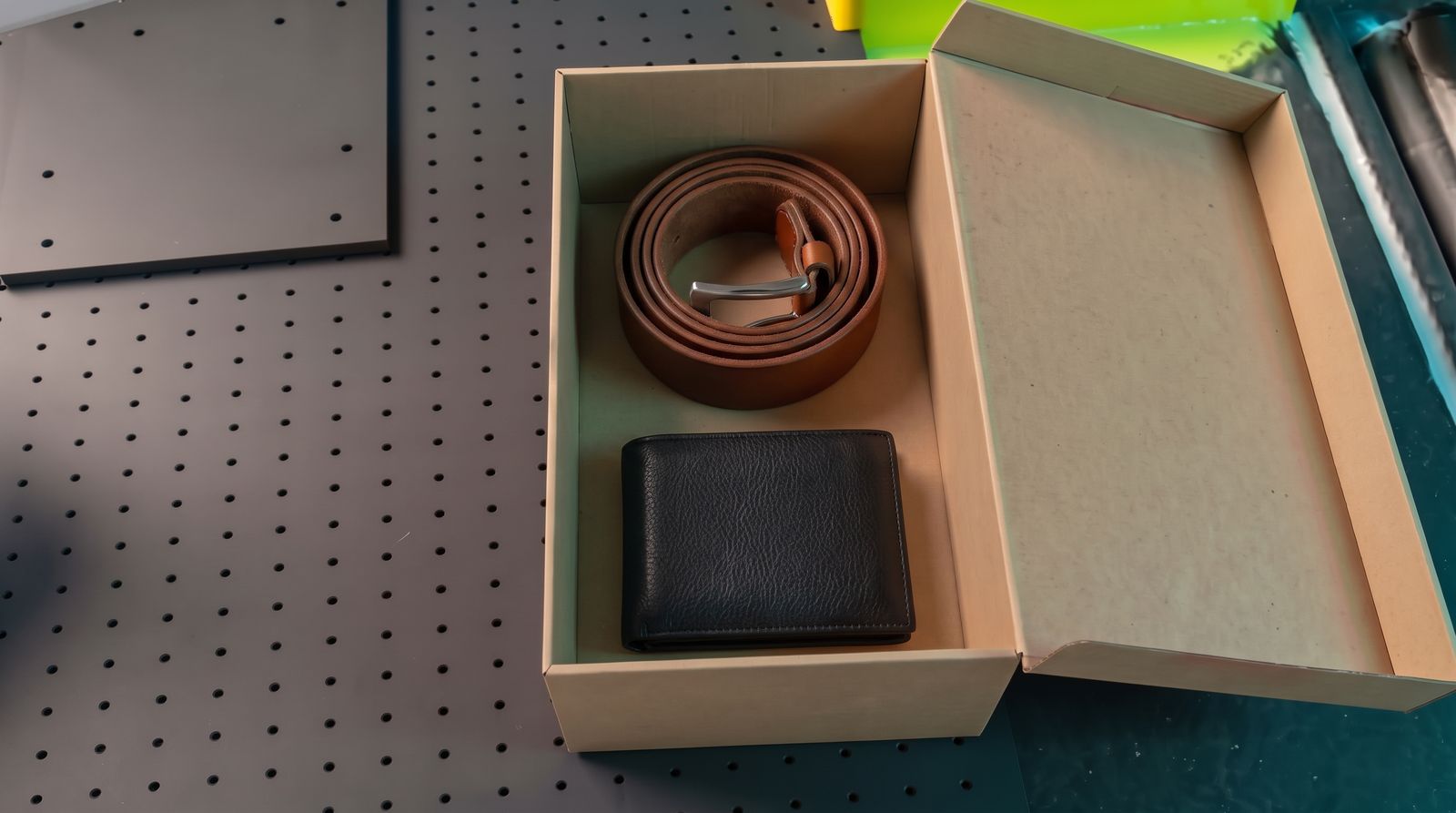 La caja abierta con cinturón y cartera