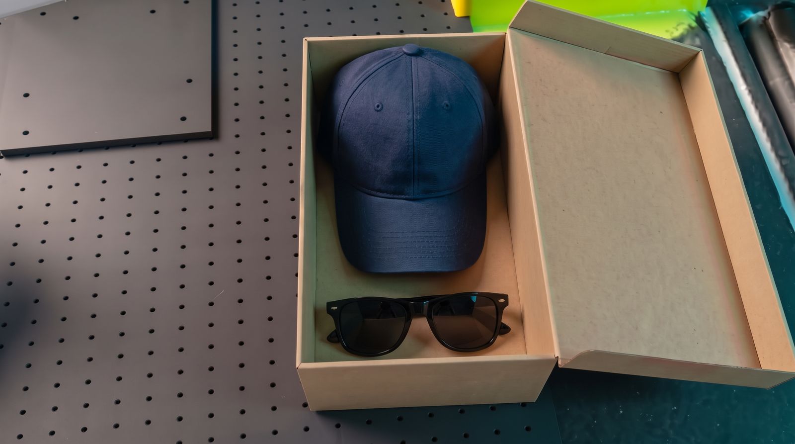La caja abierta con gorra y gafas de sol