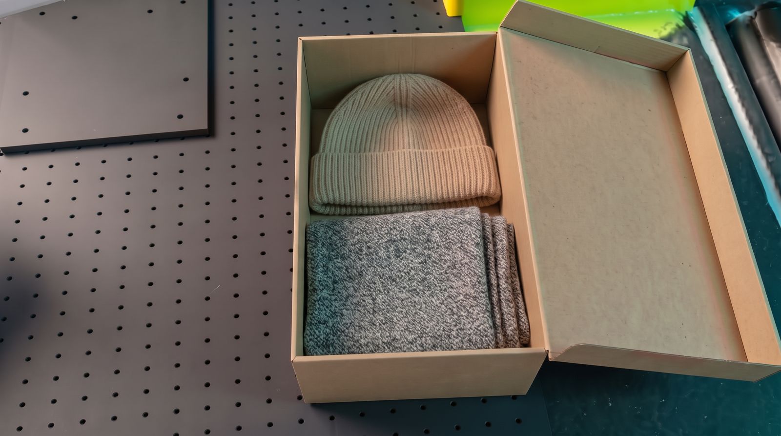 La caja abierta con gorro y bufanda